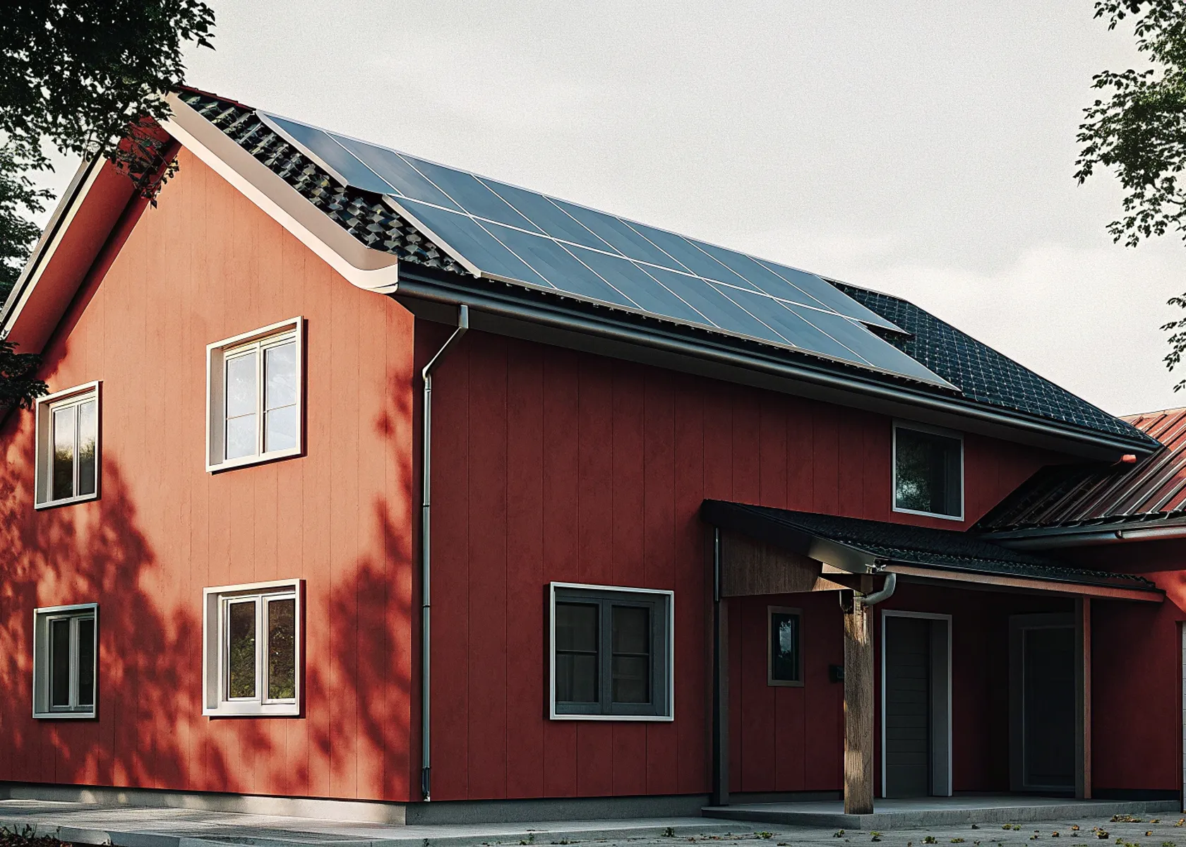 rött hus med solpaneler på taket